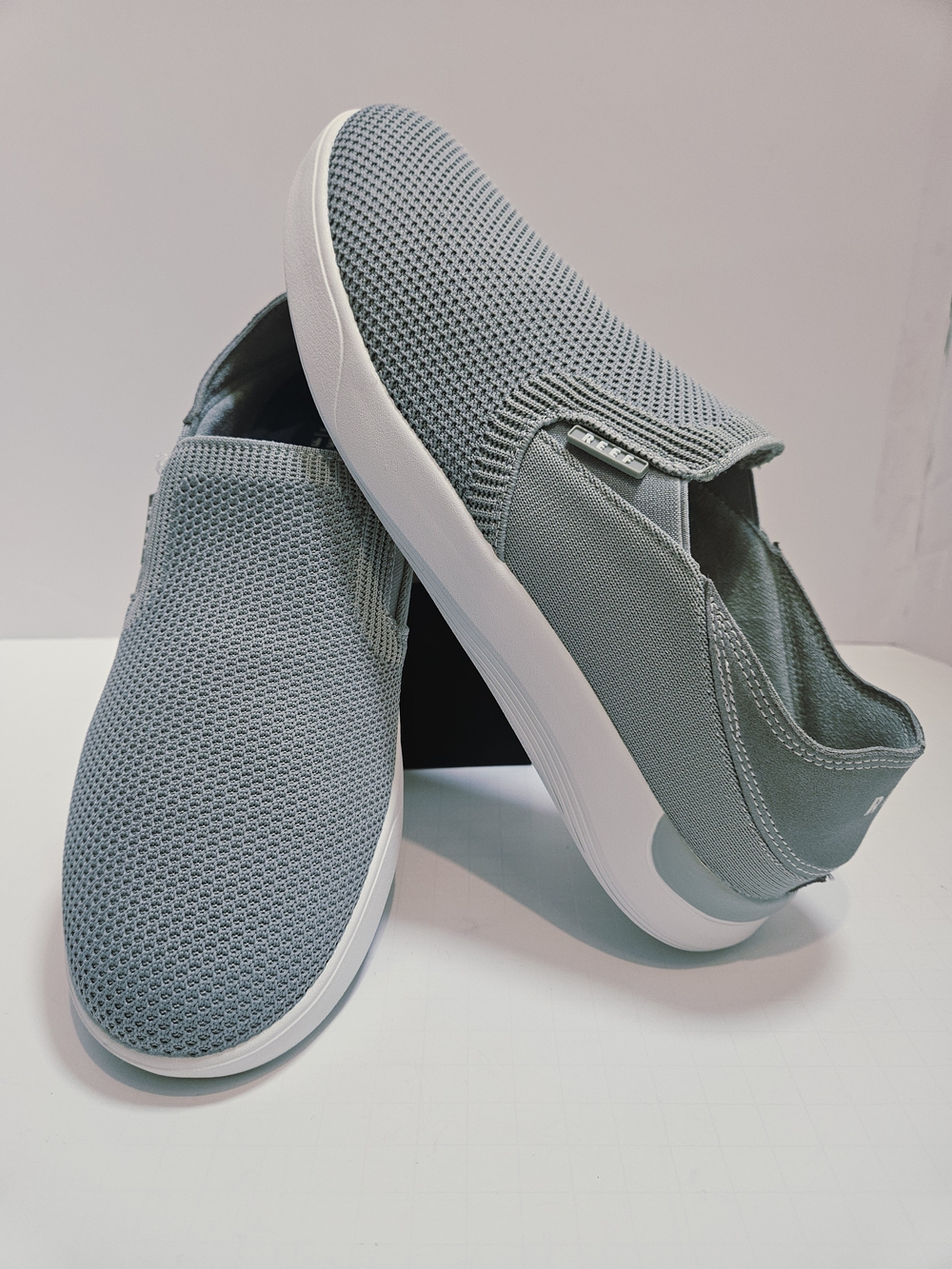 Reef Men’s Neptune Slip-On Sneakers Grey Mesh Shoes Size 11 EUC